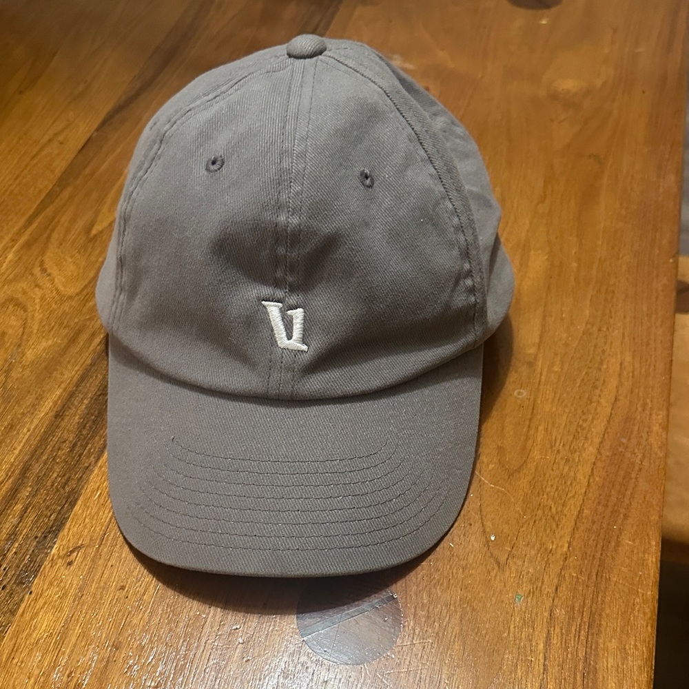 Vuori gray Cap with Logo unisex
